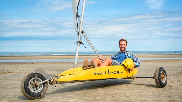 Daniel Aßmann in einem Strandsegler an der belgischen Küste