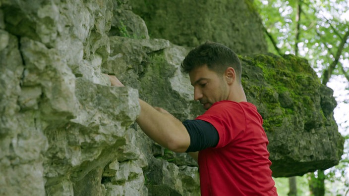 Ramon Babazadeh beim Bouldern an einer Felswand