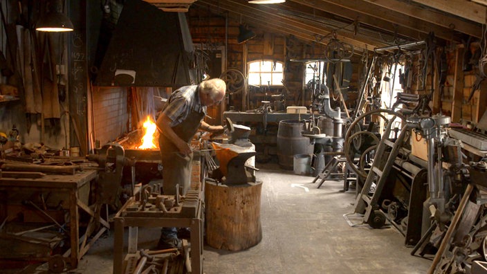 In der traditionellen Schmiede im Handwerkermuseum kann man dem Schmied bei der Arbeit zusehen