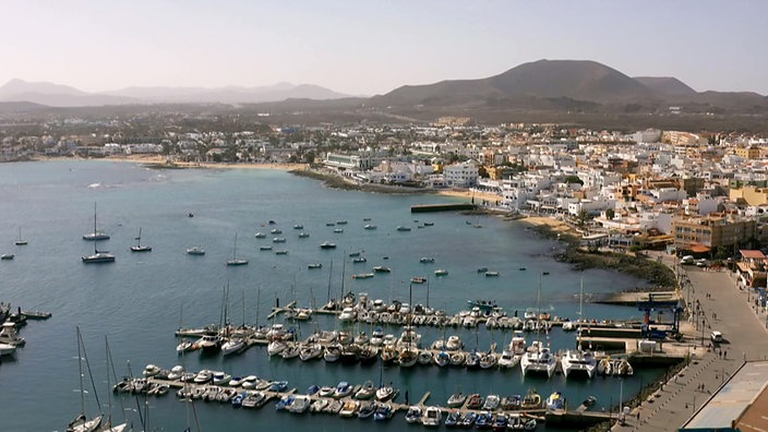 Blick von oben auf Hafen und den Ort Corralejo