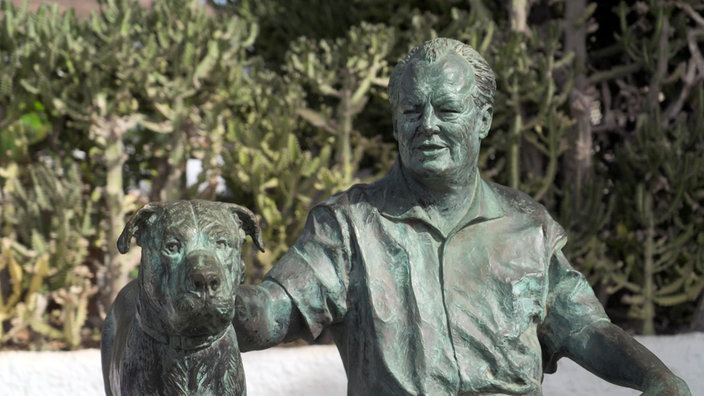 Bronzestatue von Willy Brandt und seinem Hund in Morro Jable