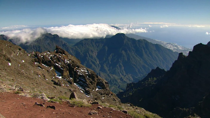 Der Nationalpark Caldera de Taburiente auf La Palma ist ein riesiger Talkessel mit vielen Schluchten und lässt sich gut erwandern. 