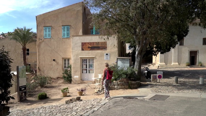 Tamina Kallert steht vor dem kleinen Gebäude des Musikmuseums in Pigna