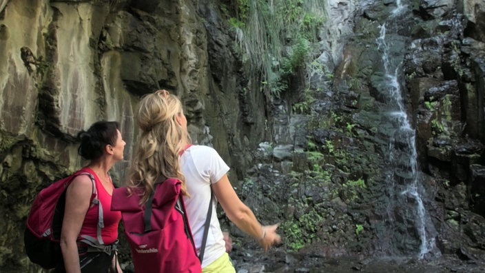 Tamina Kallert (r) und ihre Reisebegleitung Petra Draeger stehen vor dem Wasserfall von Arure 