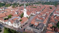 Blick von oben auf die Altstadt von Celle mit Kirche.