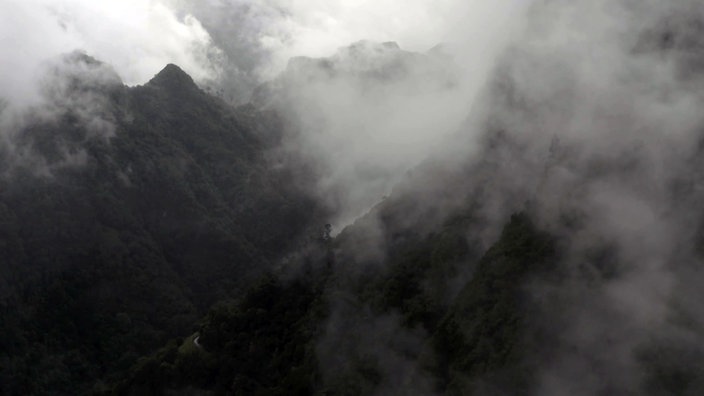 Von Wolken umhüllte Berggipfel