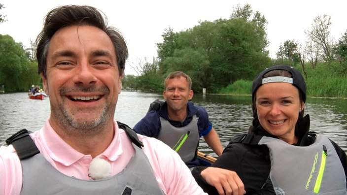 Marco Schreyl (l) und seine Reisebegleiter Nicky Herrmann und Steffi Hein (r) 