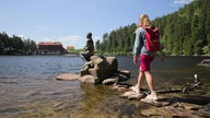 Tamina Kallert besucht die Nixe vom Mummelsee, eine Bronzefigur einer Nixe auf einem Felsen im See