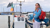 Tamina Kallert steht am Yachthafen des Ferienortes Sæby an der ruhigen Ostküste von Nordjütland