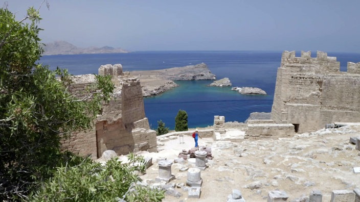 Blick von der Akropolis auf eine felsige Bucht