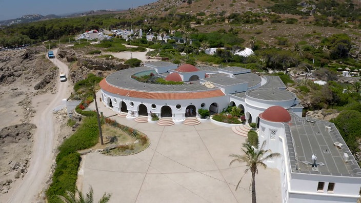 Blick von oben auf Rundgebäude der Kallithea-Thermen