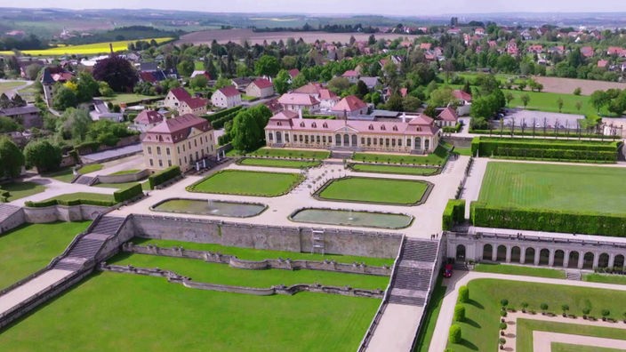 Blick von oben auf den Barockgarten Großsedlitz und Schlossgebäude