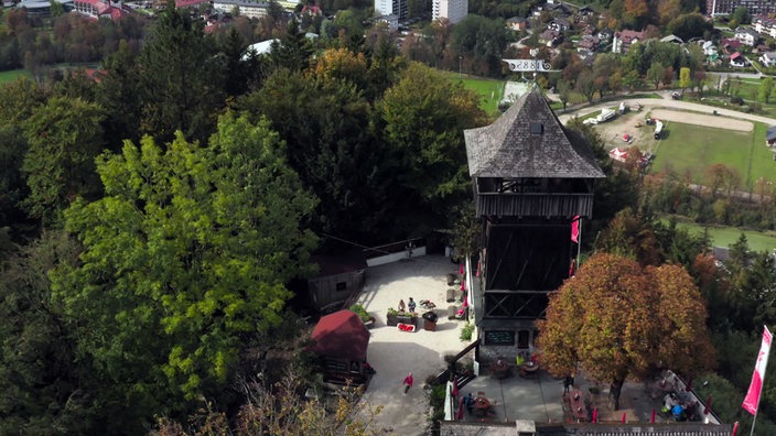 Hölzerner viereckiger Aussichtsturm