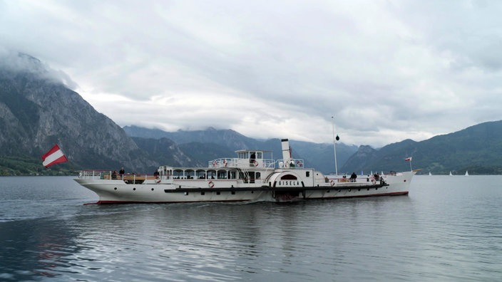 Historischer Raddampfer auf dem Traunsee