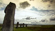 Die Standing Stones of Callanish, große Steine aufrecht gestellt in einer flachen Landschaft