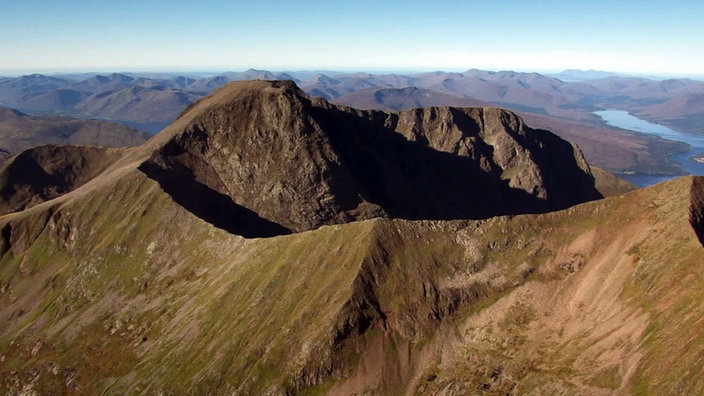 Die Highlands, kahle, braune Berggipfel