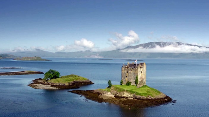 Quadratisches Schloss auf einer winzigen Insel