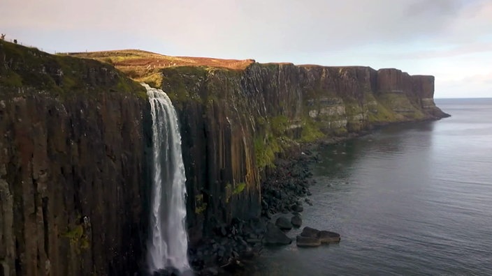 Wasserfall stürzt über steile Felswand ins Meer