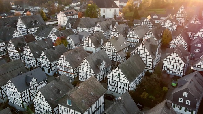 Mehrere gleichförmige Fachwerkhäuser mit Giebeldach