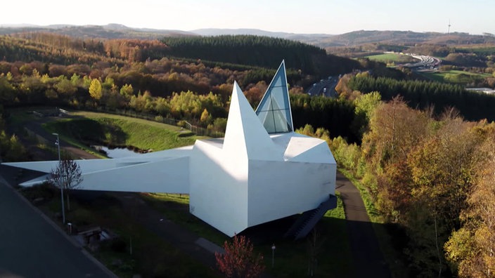 Weiße Autobahnkirche Wilnsdorf mitten im Wald 