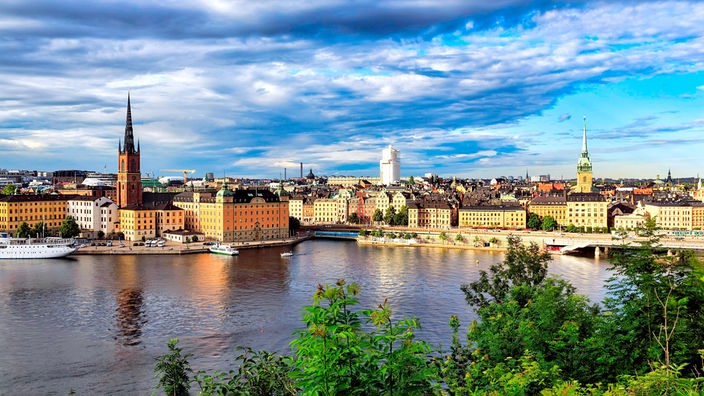 Blick über Gewässer auf die Altstadt von Stockholm