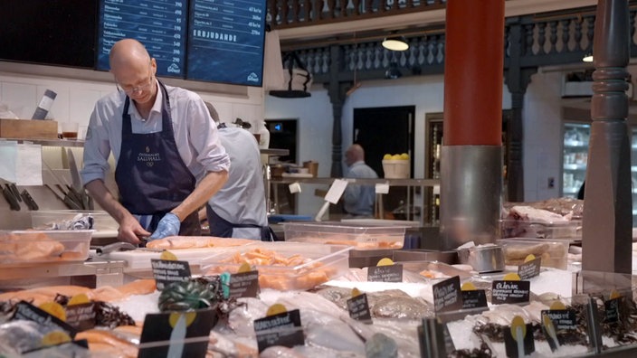 Fischauslage in einer Markthalle