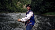 Ein Flößer in der typischen Tracht der Goralen auf dem Fluss Dunajec