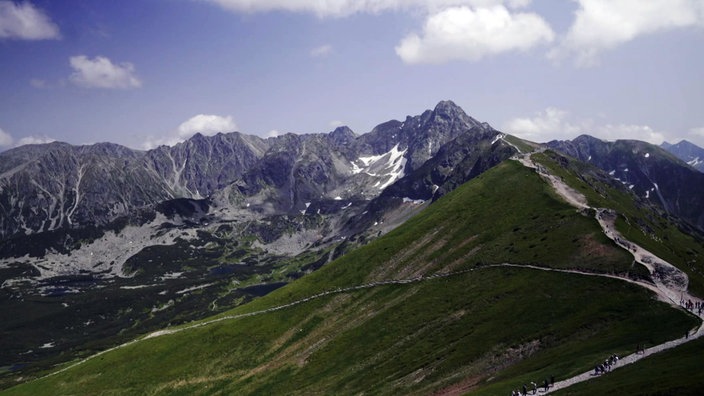 Blick auf teils schneebedeckte Berggipfel