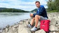 Daniel Aßmann legt ein Päuschen an der Donau ein.