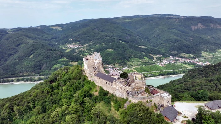 Die Burg Aggstein liegt direkt oberhalb der Donau und war deshalb oft umkämpft