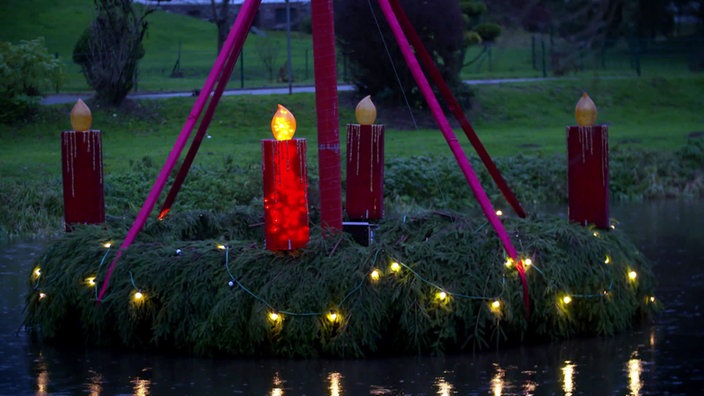 Ein großer Adventskranz schwimmt auf der Wied in Waldbreitbach