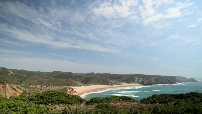 Blick auf die Küste mit Sandstrand und felsigen Abschnitten