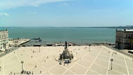 Der Praça do Comercio in Lissabon liegt direkt am Wasser und ist ein guter Startpunkt, um in die Stadt einzutauchen.