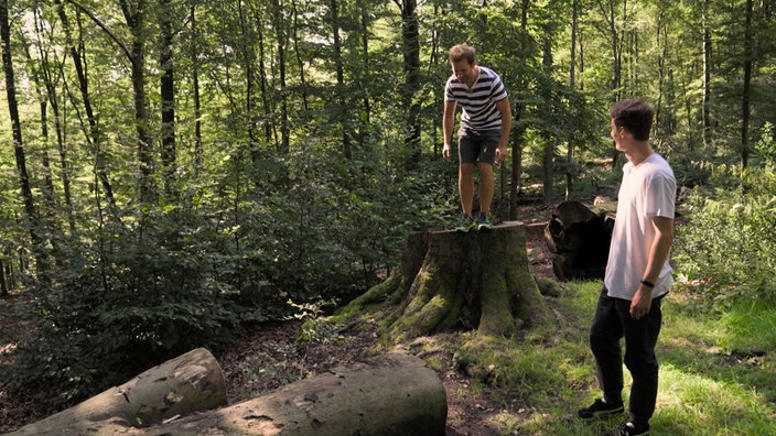 Daniel Aßmann und Sebastian Gies trainieren auf dem Parkour.