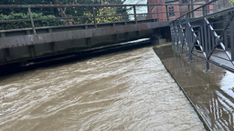 Zu sehen ist eine Brücke und ein vollgelaufener Fluss