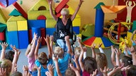 Erzieherin spielt mit Kindern