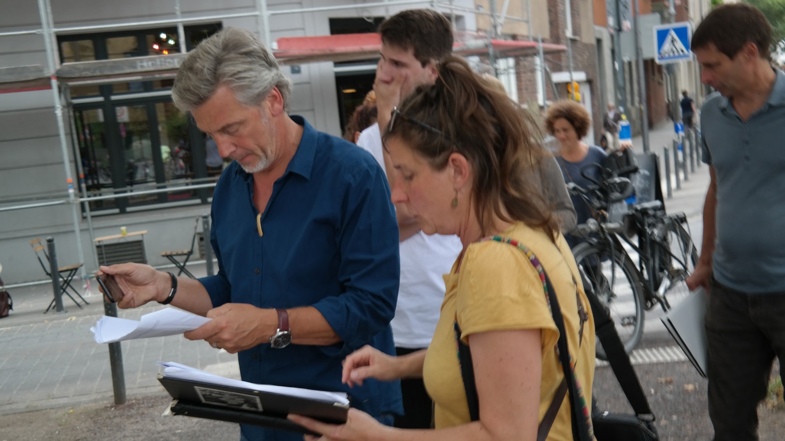 Philine Velhagen und Jürgen Meyer auf der Straße