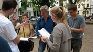 Kamerateam bei einer Besprechung in einem Park