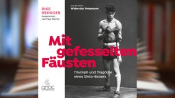 Hörbuchcover: "Mit gefesselten Fäusten – Triumph und Tragödie eines Sinto-Boxers" von Rike Reiniger