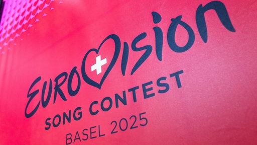  Das Logo des Eurovision Song Contest (ESC) 2025 ist auf einem Banner zu sehen.