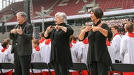 Gebärdensprachdolmetscher auf dem Abschlussgottesdienst im RheinEnergiestadion