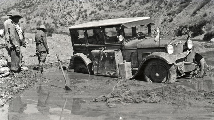 Auto steckt im Schlamm