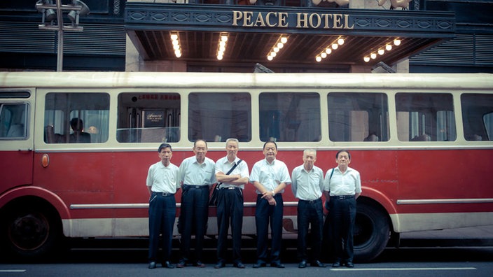 Die Peace Old Jazz Band vor dem Peace Hotel in Shanghai, der nobelsten Adresse der Stadt.