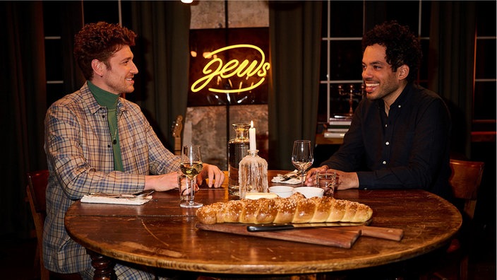 Daniel Donskoy (l.) und Sascha Chaimowicz sitzen an einem Tisch 