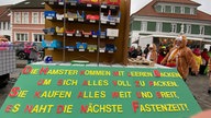 Umzugswagen thematisiert leere Supermarkt-Regale