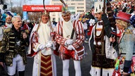 Die Moderatoren Sabine Heinrich (r.) und Guido Cantz (l.) sprechen mit dem Kölner Dreigestirn bestehend aus Jungfrau, Prinz und Bauer.