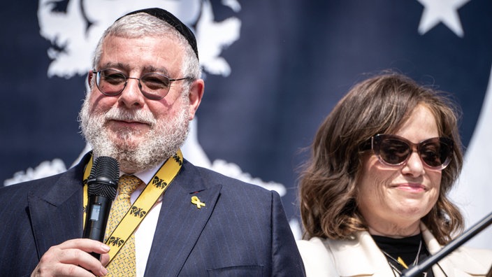 Verleihung des Internationalen Karlspreises im Rathaus der Stadt Aachen Preistraeger Oberrabbiner Pinchas Goldschmidt mit seiner Frau zur Verleihung des Internationalen Karlspreises im Rathaus der Stadt Aachen.