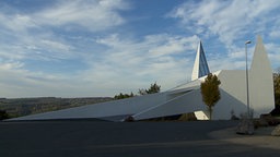 Seitenansicht der Autobahnkirche Siegerland