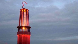 30 Meter hoch und 90 Tonnen schwer ist der Turm aus Stahl, der in Form einer Davy-Grubenlampe auf der Halde Rheinpreußen steht.