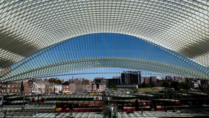 Blick auf die Stahlkonstruktion vom Bahnhof in Lüttich.